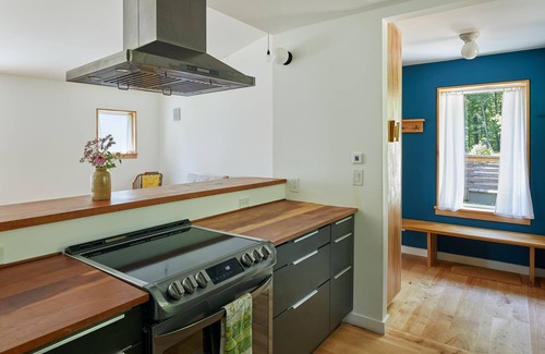 Nelsonville Apartment | Bright/modern escape : nestled in the forest, walk to the village & train