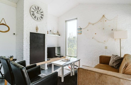 Ouddorp House | Bright modern furnished holiday home with lots of privacy