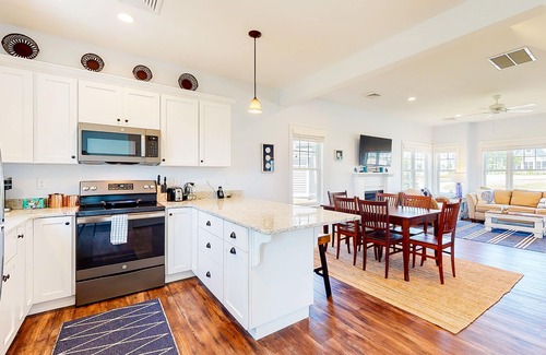 Arundel Cottage | Bright & modern home near the coast with pool, WiFi, game room & gym