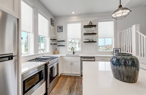 Port Aransas Cabin | Bright, modern home with shaded porch, AC & on-site golf, pool, beach access