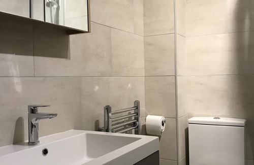 Summertown Apartment | Bright, modern Oxford apartment with parking - minutes from bars and restaurants