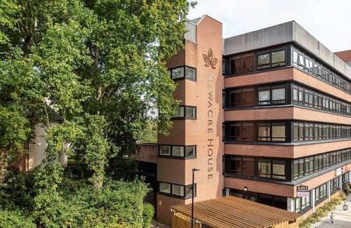East Grinstead Apartment | Bright & Modern Studio Apartment in East Grinstead