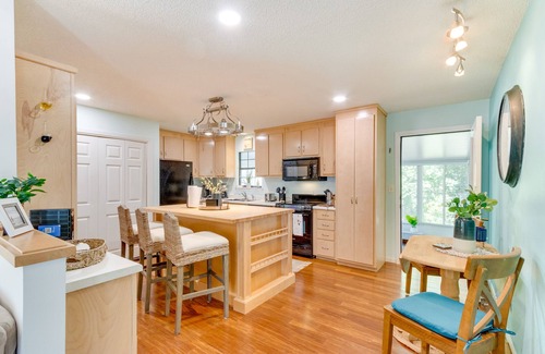 Navarre Cottage | Bright Navarre Vacation Rental, 2 Mi to Beach!