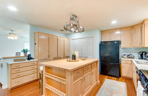 Navarre Cottage | Bright Navarre Vacation Rental, 2 Mi to Beach!