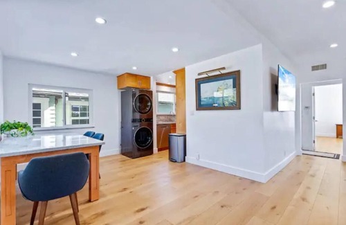 Tree Section Apartment | Bright Ocean Inspired Downtown Manhattan Beach Walk Street - Upper Unitn