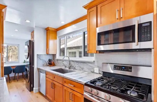 Tree Section Apartment | Bright Ocean Inspired Downtown Manhattan Beach Walk Street - Upper Unitn