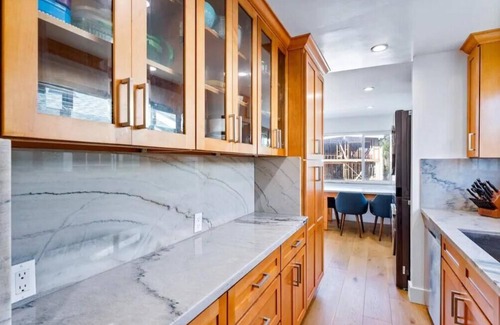 Tree Section Apartment | Bright Ocean Inspired Downtown Manhattan Beach Walk Street - Upper Unitn