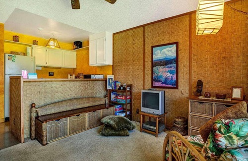 Kaunakakai Condo | Bright Ocean View w/Lanai, Cable-TV, and WiFi–#220