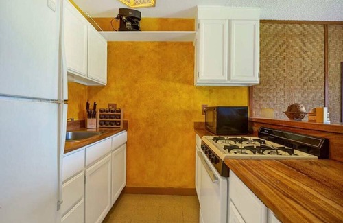Kaunakakai Condo | Bright Ocean View w/Lanai, Cable-TV, and WiFi–#220