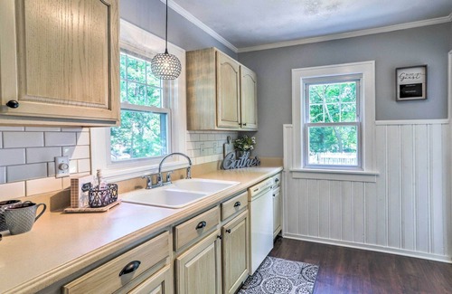 Parma Cottage | Bright Parma Home w/Outdoor Space < 10 Mi to Dtwn