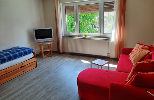 Neustadt Apartment | Bright, quiet apartment with 3 spacious bedrooms on the ground floor