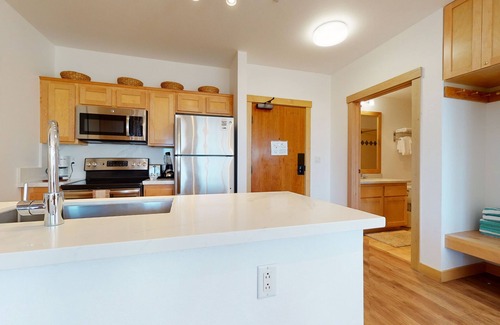 Mammoth Lakes Condo | Bright & Remodeled. Balcony, Great Views, Quiet Location. Pool On-site