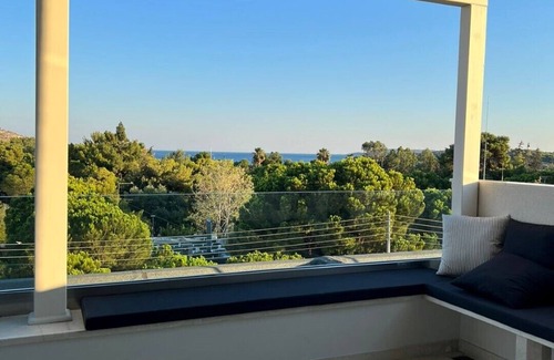 Vouliagmeni Apartment | Bright & renovated apartment in the Athenian Riviera
