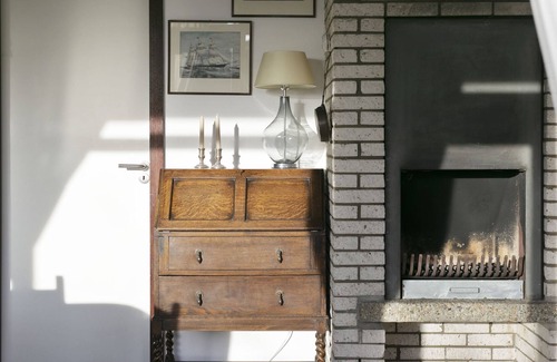 Ouddorp House | Bright rustic furnished holiday home with natural garden