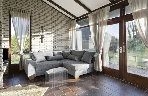 Ouddorp House | Bright rustic furnished holiday home with natural garden