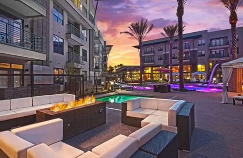 Fashion Square Apartment | Bright & Rustic Space Next To Fashion Square! Pool