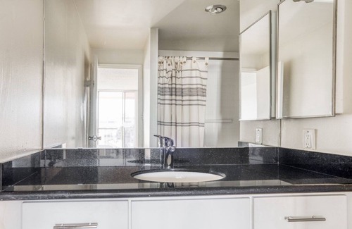 Central San Mateo Apartment | Bright San Mateo 2BR w/ W/D, BBQ & Pool, nr Caltrain, by Blueground