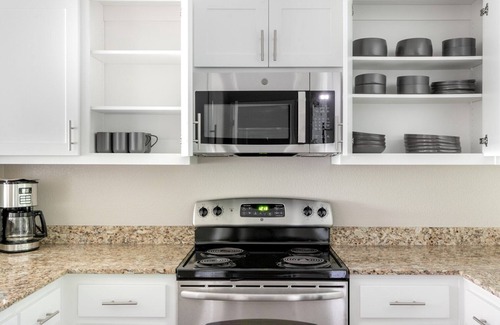 Santa Clara Apartment | Bright Santa Clara 1BR w/Parking, W/D, walk to Groceries, by Blueground