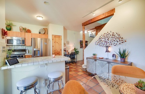 Southside Condo | Bright Santa Fe Condo ~ Half-Mi to Meow Wolf!