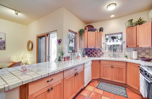 Southside Condo | Bright Santa Fe Condo ~ Half-Mi to Meow Wolf!