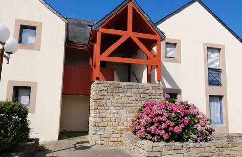 Roscoff Apartment | Bright, sea-view apartment with direct beach access