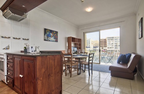 Il-Balluta Apartment | Bright Seaview Apartment close to Spinola Bay