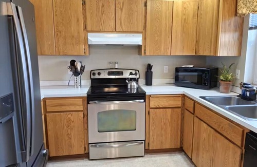 Pullman House | Bright, Single-level 2BR/2BA Townhome with Open Living Spaces and Relaxing Patio