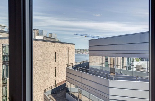 Cascade Apartment | Bright South Lake Union Studio w/Gym, W/D, walk to bars, by Blueground
