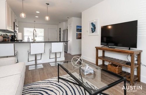 Parker Lane Apartment | Bright Space | Close To Best Beer Gardens + Coffee