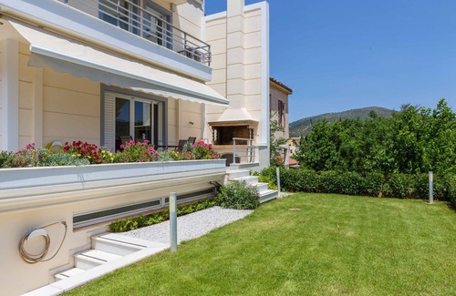Marathon Villa | Bright & Spacious, two-floor Family Garden Home