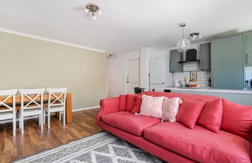 Guildford Apartment | Bright, spacious 1Bed w/parking | Pass the Keys