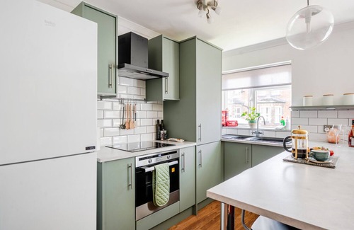 Guildford Apartment | Bright, spacious 1Bed w/parking | Pass the Keys