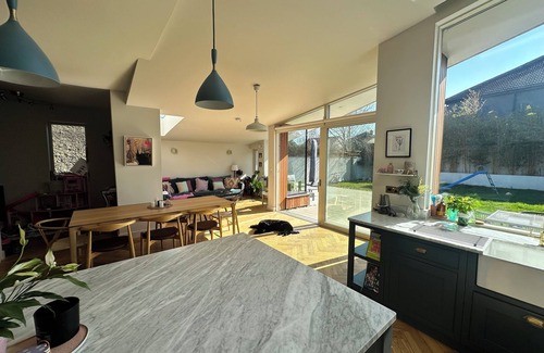 Dundrum House | Bright Spacious 5-bedroom house in Dundrum with sunken Trampoline and Treehouse.