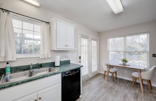 Augusta Cottage | Bright Spacious Augusta Cottage - 1 Bedroom Studio With Parking