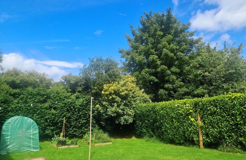 Bangor House | Bright spacious home- 5 mins from the beach!