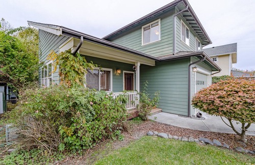 Pacific House | Bright, spacious home with park/trail access, deck, fireplace & great location