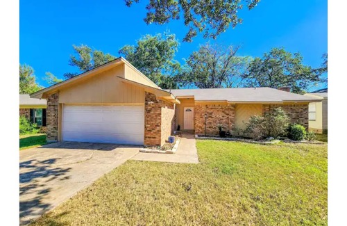 Bryan House | Bright & Spacious with a Huge Private Back Yard