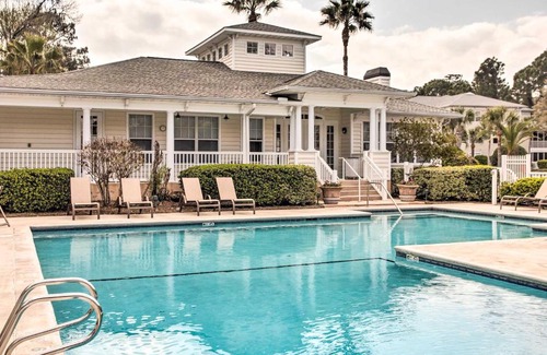 Saint Simons Heights Apartment | Bright St Simons Island Condo with Shared Pool!