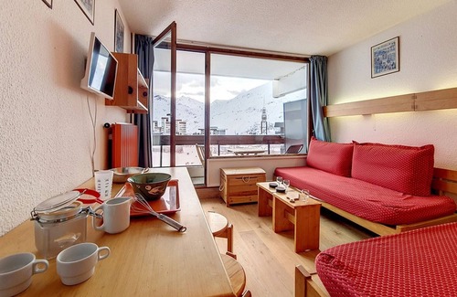 Les Menuires Apartment | Bright Studio at the Foot of the Slopes with Balcony