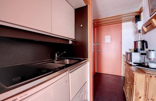 Les Menuires Apartment | Bright Studio at the Foot of the Slopes with Balcony