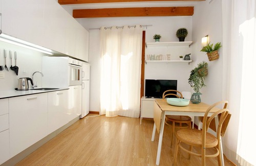 La Missio Apartment | Bright Studio in the heart of Palma with Balcony, Wifi, AC, Great for Couples