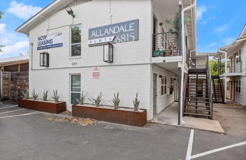 Allandale Apartment | Bright Studio Near Domain, Roku TV - Free Parking
