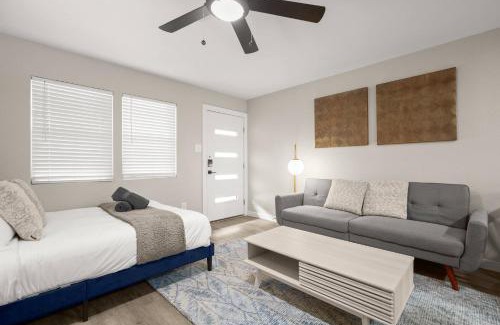 Allandale Apartment | Bright Studio Near Domain, Roku TV - Free Parking