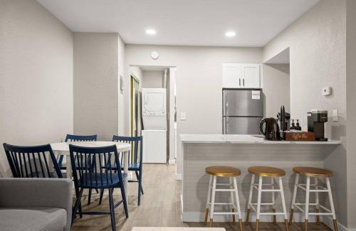 Allandale Apartment | Bright Studio Near Domain, Roku TV - Free Parking