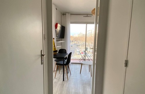 Le Rouet Apartment | Bright studio with double exposure on the Prado