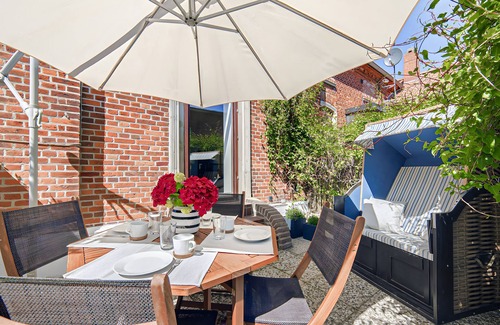 Fehmarn Apartment | Bright Stuuv – Comfortable Living with Sunny Terrace and Fireplace