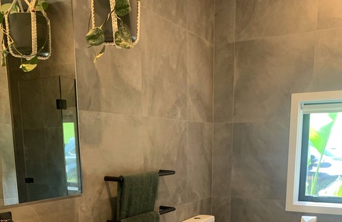 Raglan House | Bright Summer House near the beach with Spa