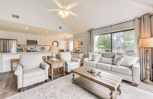 Sea Trail Condo | Bright Sunset Beach Condo w/Golf Course View