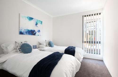 Booragoon Apartment | Bright Trendy 3br Apt - Walk To River & Shops