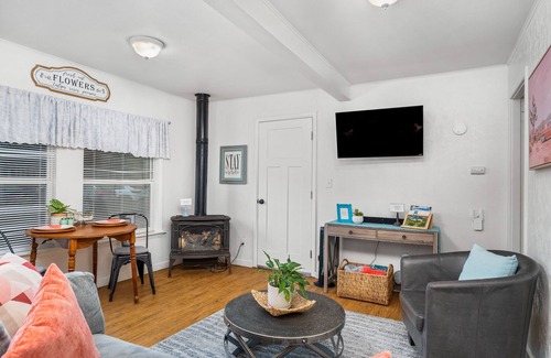 Albany Cottage | Bright & Trendy Cottage Close to Downtown Albany & Near OSU, Sleeps 4